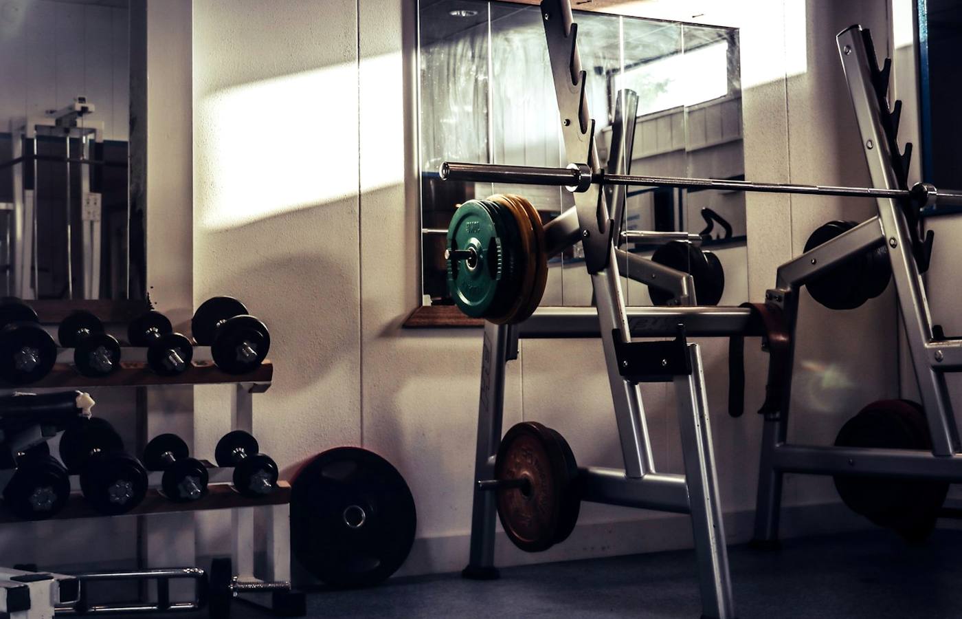 Interiér moderní posilovny s fitness vybavením